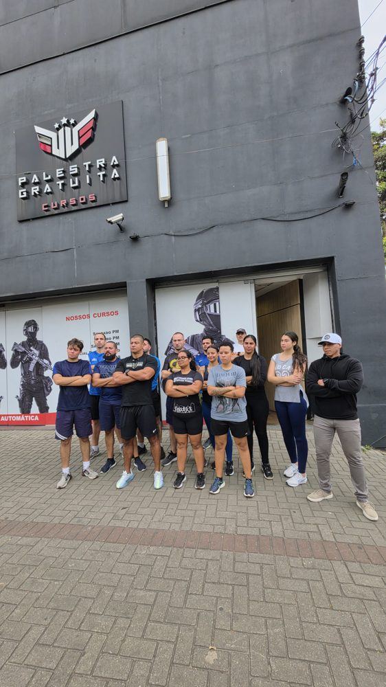 Turma reunida na entrada da sede do PG