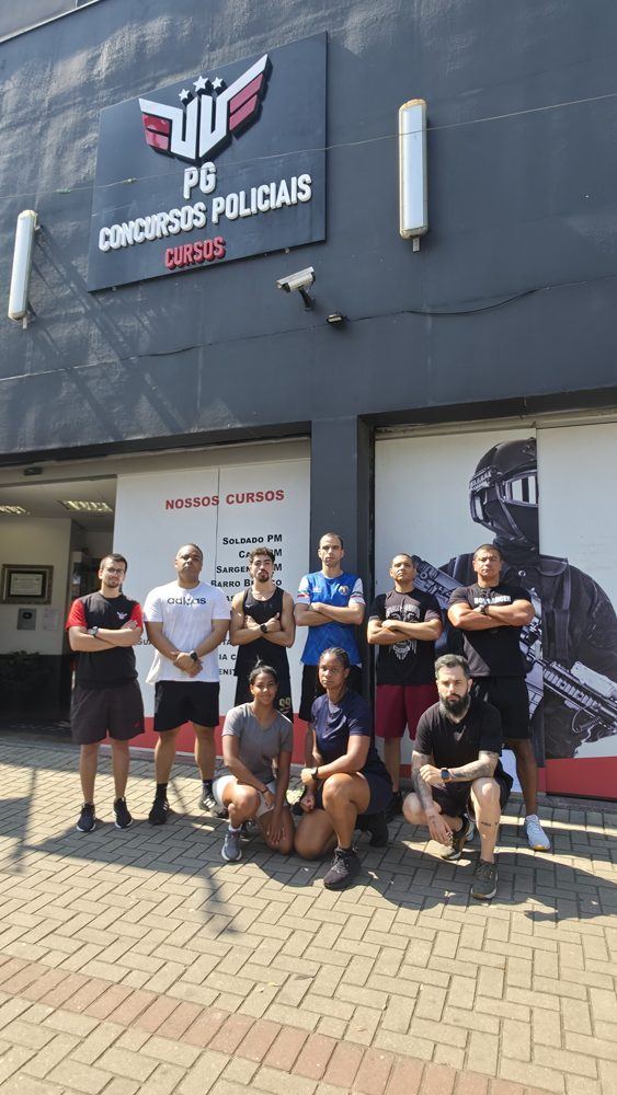 Alunos do PG em frente à sede, antes do pré-TAF