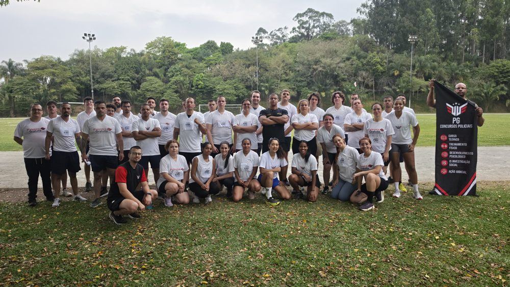 Alunos no campo, na manhã do pré-TAF